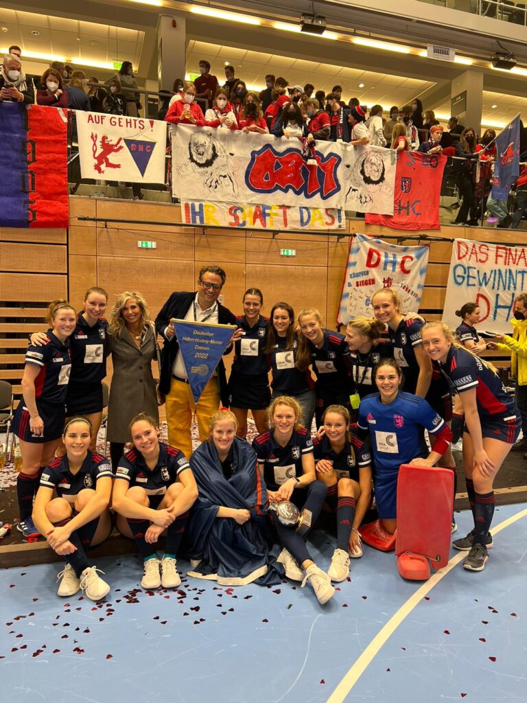 Ein starkes Team: die Frauen des Düsseldorfer HC feierten ihren Triumph gemeinsam mit Bodo Knop (oben, 4 v.r.) ausgelassen.